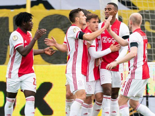 En el centro del festejo, Nicolás Tagliafico. Ajax y un impresionante 13-0 ante Venlo.