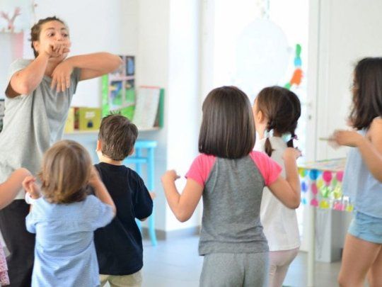 El guante SignLanguageGlove traduce señas a texto y voz en tiempo real, una innovación que busca transformar la vida de millones de personas.