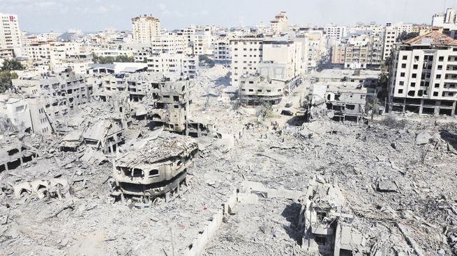 Crítico. La situación se agrava, bombas y destrucción dominan el conflicto. Preocupación por la escalada de violencia.