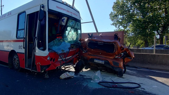 Un colectivo y un Renault Steppway sufrieron la peor parte del choque.&nbsp;