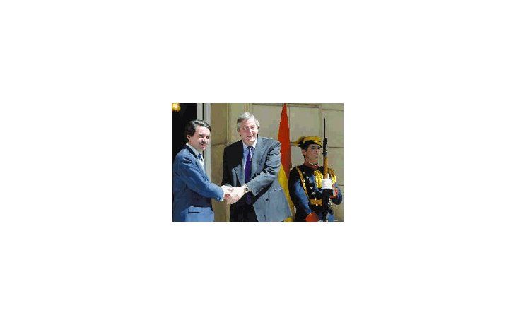 ámbito.com | Néstor Kirchner con José María Aznar al encontrarse ayer en Madrid.
