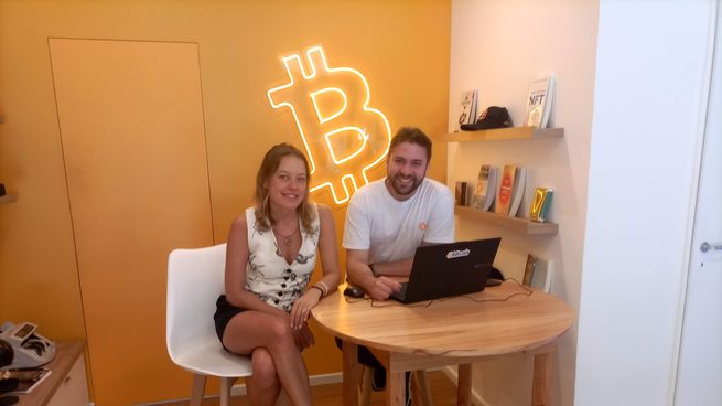 Nadia Karabin, directora y socia de BitBase Argentina y Paraguay, junto al especialista en criptomonedas Eliel Fabry, en el local de Recoleta.