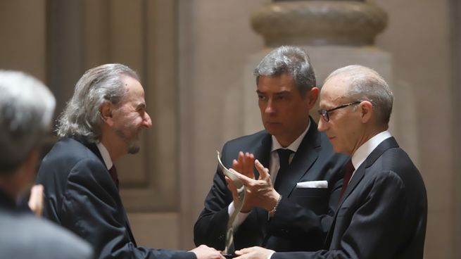 Juan Carlos Maqueda homenajeado por sus pares Horacio Rosatti y Carlos Rosenkrantz por su salida de la Corte Suprema tras 22 años.