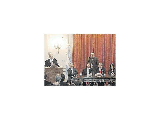 En un discurso en Casa de Gobierno, el titular de ADEFA,Fernando Fraguío, explicó los planes del sector hasta 2010.Lo escuchan atentamente el presidente Néstor Kirchner,Daniel Scioli, Julio De Vido y Felisa Miceli.