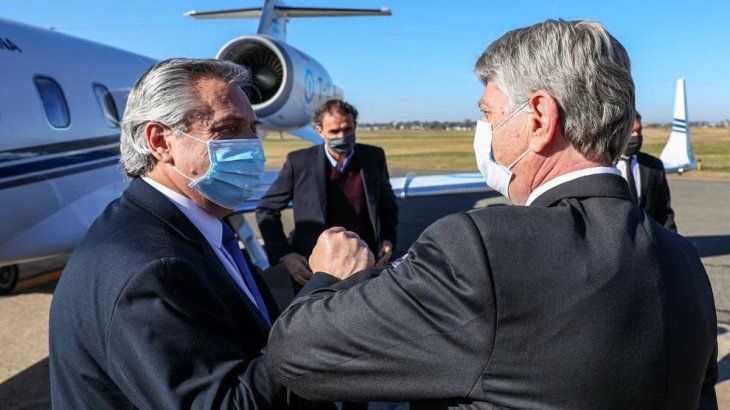 Alberto Fernández y Sergio Ziliotto en el Aeropuerto de Santa Rosa.