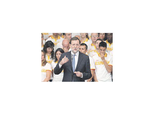 En medio de la tormenta, el jefe del Gobierno español deseó suerte a deportistas olímpicos.