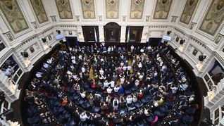 Presentaron en la Legislatura bonaerense un proyecto para prevenir, detectar y abordar la violencia digital en escuelas, inspirado en el caso de Ema, una adolescente que se suicidó tras la viralización de imágenes íntimas. Presentaron en la Legislatura bonaerense un proyecto para prevenir, detectar y abordar la violencia digital en escuelas, inspirado en el caso de Ema, una adolescente que se suicidó tras la viralización de imágenes íntimas.