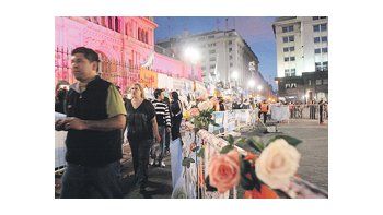 ámbito.com | La Casa Rosada fue ayer acordonada. En las rejas del frente se colgaron mensajes a Cristina de Kirchner y ofrendas florales, mientras comenzaba la vigilia de ministros, legisladores y militantes.