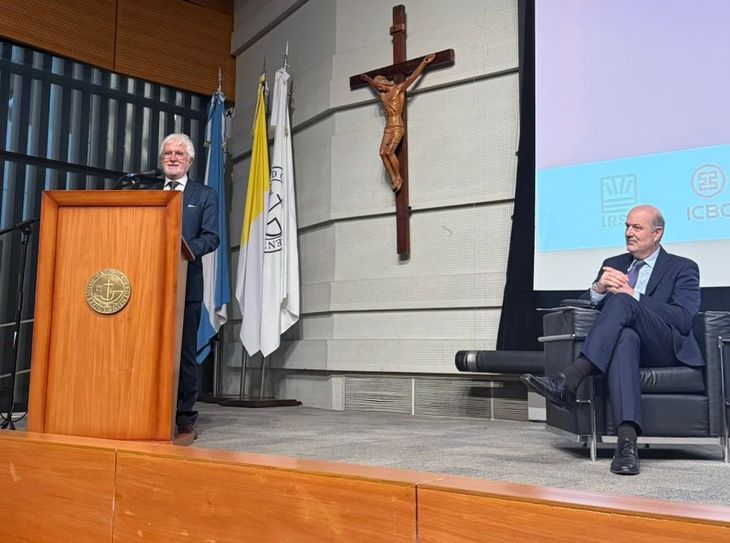 José Rozados, de Reporte Inmobiliario, presentó a Federico Sturzenegger, quien siguió el intercambio desde el escenario de uno de los auditorios de la UCA. José Rozados, de Reporte Inmobiliario, presentó a Federico Sturzenegger, quien siguió el intercambio desde el escenario de uno de los auditorios de la UCA.