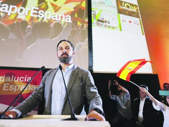 desafío. El líder de la ultraderecha española, Santiago Abascal, durante la celebración del fuerte avance de Vox en los comicios andaluces. Su emergencia provoca alarma en España.