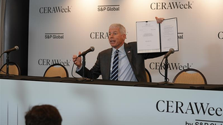 Chris Wright firmó en la CERAWeek la cuarta aprobación de exportación de GNL, dejando claro que la política energética de EEUU es impulsar la exportación a todos los países y competir con otros productores. 