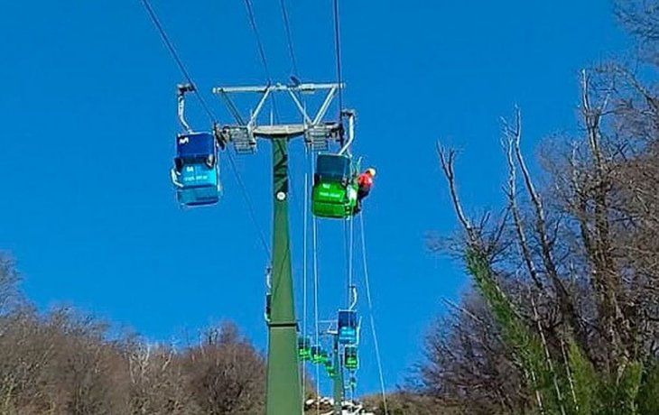 cerro catedral: evacuan a 250 personas de una telecabina