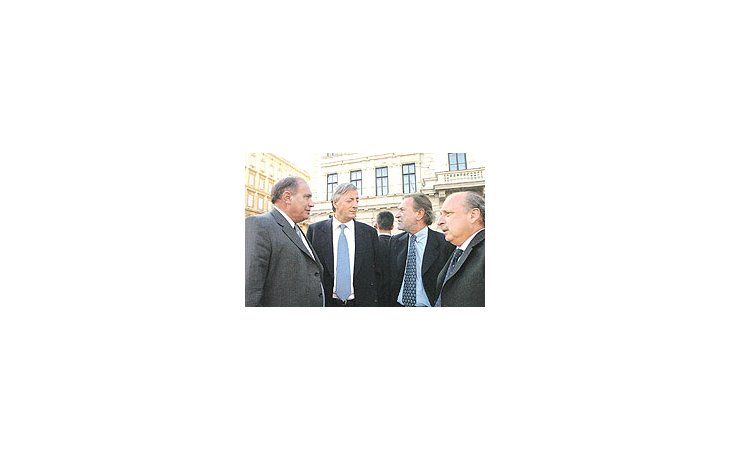 ámbito.com | Cuatro duros ayer por las calles de Viena: José María Díaz Bancalari, Néstor Kirchner, Alberto Balestrini y José Pampuro. La novedad de estas horas es que el Presidente ya no dice más que no quiere reelegir en 2007.