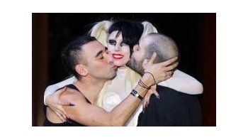 El director creativo de Mugler, Nicola Formichetti, es el estilista de la cantante de pop.
