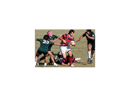 Avanza. Bruno Terrera lleva la guinda. El azulgrana ganó un partido clave ante Universitario 25 a 13.