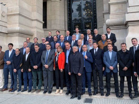 Un grupo de más de 40 intendentes bonaerenses que responden a distintas fuerzas políticas se presentaron hoy en una audiencia pública que lleva adelante la Corte Suprema, que debe dirimir si las intendencias pueden cobrar tasas a las empresas que se instalen en sus respectivos municipios. 