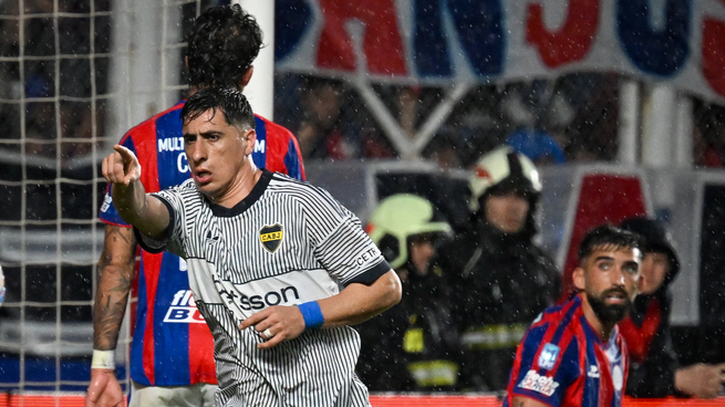 Boca le ganó a San Lorenzo bajo la lluvia y llegó a 14 partidos sin perder.