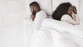 Los expertos explicaron la razón por la que hay parejas que prefieren dormir de espalda.