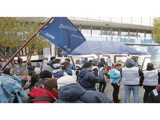 goteo. Un salvataje financiero nacional permitiría sortear momentáneamente la dificultad para el pago de los salarios atrasados, en una provincia que exhibe una crisis económica y política de larga data.