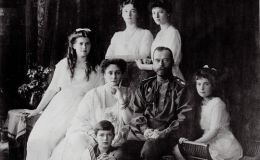 La familia Romanov fue asesinada por los bolcheviques tras la revolución rusa. La familia Romanov fue asesinada por los bolcheviques tras la revolución rusa.