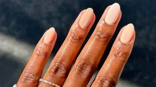 La temporada apuesta por uñas más cortas, elegantes y con acabados luminosos. La temporada apuesta por uñas más cortas, elegantes y con acabados luminosos.