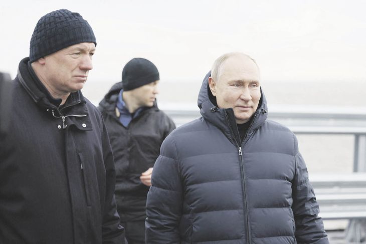 APARICIÓN. El presidente ruso Vladímir Putin visita un puente que conecta la parte continental de Rusia con la península de Crimea a través del estrecho de Kerch.