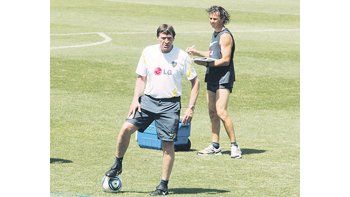 Julio Falcioni en la práctica de Boca. El entrenador tiene dudas en el mediocampo y en la delantera.