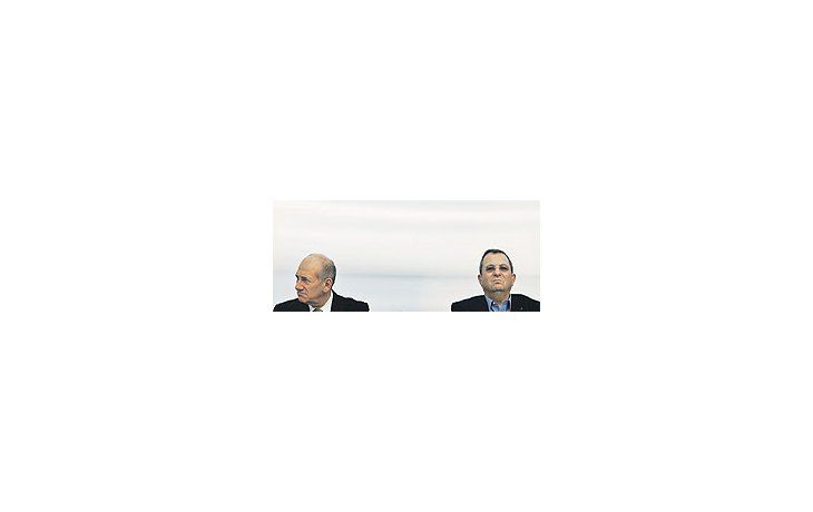 Ehud Olmerty Ehud Barak,primerministro ytitular deDefensa deIsrael. Lapelea de losdos principalessocios dela coalicióngobernantearrastra aIsrael a unaseria crisispolítica.