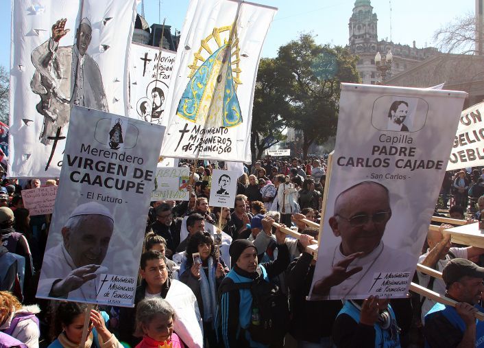 Organizaciones sociales, políticas y gremiales marcharon a Plaza de Mayo en reclamo de trabajo (foto 2)