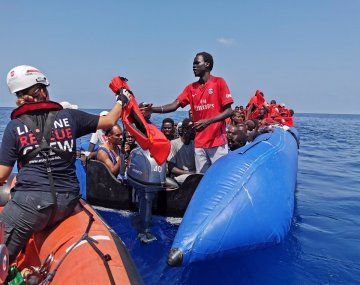 Reino Unido amenaza con enviar barcos de inmigrantes de vuelta a Francia