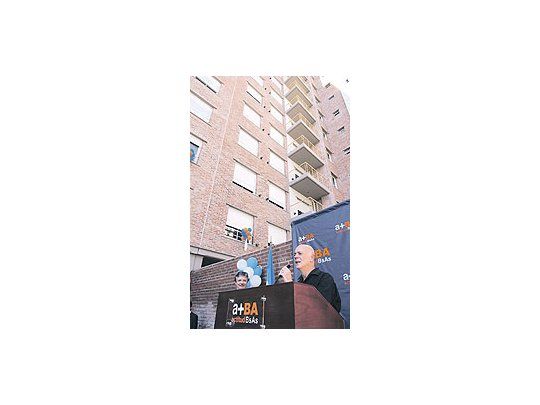 Jorge Telerman, ayer,durante la entrega deviviendas, junto alministro Juan PabloSchiavi, en una estamparespecto de la cual susasesores le aconsejanabandone la estética decamisas oscuras y tomasfotográficas desde abajoque recuerdan otrostiempos.