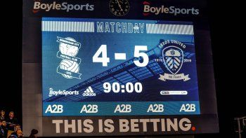 Leeds United ganó un partido para el infarto.