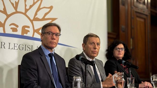 El ministro de Economía y Finanzas, Gabriel Oddone, entregó la Rendición de Cuentas en el Parlamento, junto a Martín Vallcorba y Adriana Arosteguiberry.