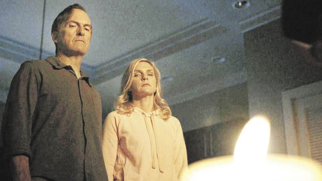 better call saul. Bob Odenkirk y Rhea Seehorn en la serie.