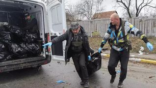 Servicios funerarios recuperan cuerpos de las calles de Bucha.