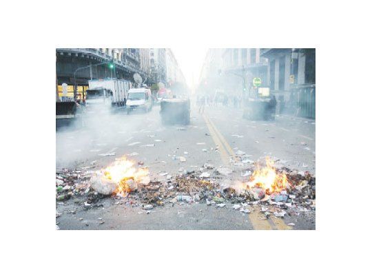 Cartoneros se manifestaron ayer en Diagonal Norte y Florida, donde prendieron fuego la basura, contenedores y neumáticos, lo que generó un verdadero caos en la zona.