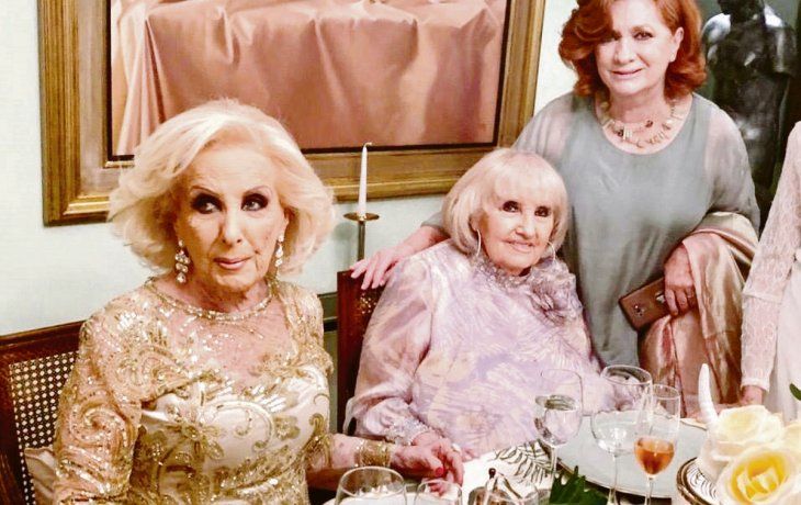 íntimo. Teresa González Fernández y las Legrand en casa de Mirtha, durante el festejo “casi” familiar por el cumpleaños de las hermanas.