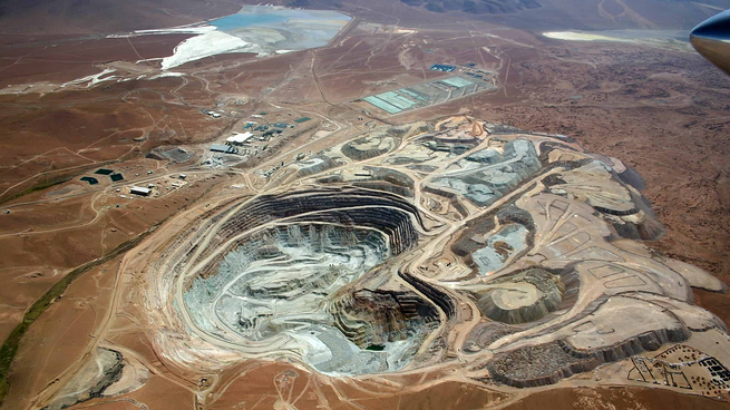 Mina Collahuasi en Chile. Si avanza la fusión entre Rio Tinto y Glencore y se suma al acuerdo Anglo American–Teck, dos de las seis mayores mineras de cobre del mundo habrán nacido de fusiones recientes, reconfigurando el mapa global del sector.&nbsp;