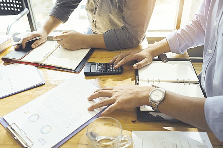 Mecanismos. Adelanto de aguinaldos, aumentos con mayor frecuencia y bonos son algunas de las estrategias que utilizan las empresas para que el salario no pierda contra la inflación. Mecanismos. Adelanto de aguinaldos, aumentos con mayor frecuencia y bonos son algunas de las estrategias que utilizan las empresas para que el salario no pierda contra la inflación.