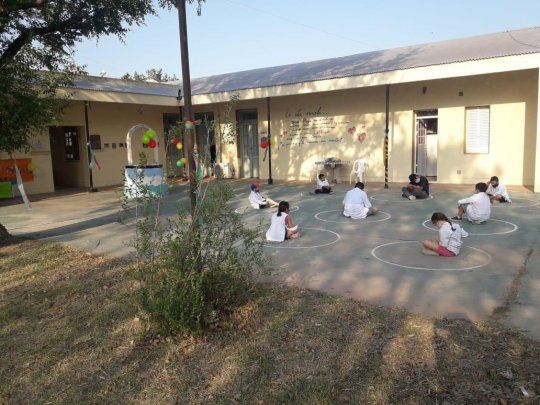 De la mano del cumplimiento de protocolos, este martes retomaron las clases presenciales -acotadas- en 56 escuelas rurales del centro y norte de Santa Fe.