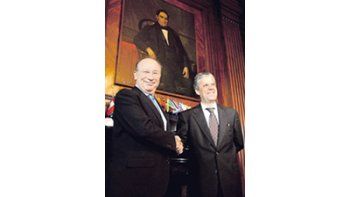ámbito.com | El No 1 del FMI, Dominique Straus-Kahn, junto al No 3, el chileno Nicolás Eyzaguirre, quien esta semana llegará al país. Lo espera una agenda complicada para resucitar la relación con la Argentina.