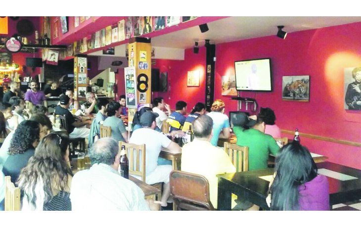 De pie. En un bar de San Telmo, las mesas se llenaron e incluso muchos siguieron el partido desde la vereda. Una postal que se repitió en otros lados.