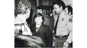 Roman Polanski en 1977, tras la sentencia en el Tribunal de Santa Mónica por violación. Ayer la justicia suiza rechazó su libertad bajo fianza y el arresto domiciliario solicitados.