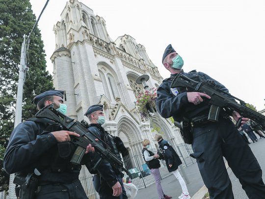 GOLPE. Niza estaba militarizada ayer tras el ataque. La Iglesia fue visitada por la tarde por el presidente Emmanuel Macron, quien prometió defender la libertad de culto.&nbsp;