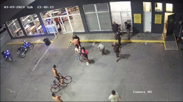 Hubo 4 asesinatos de civiles en los últimos 5 días en Rosario, siendo el más reciente la ejecución a un playero de una estación de servicio. Hubo 4 asesinatos de civiles en los últimos 5 días en Rosario, siendo el más reciente la ejecución a un playero de una estación de servicio.