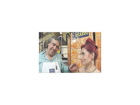 «Un peso, un dólar» intenta pintar satíricamante los 90 y termina costándole noventaminutos de gritos, subrayados obvios y humor de TV al espectador desprevenido.