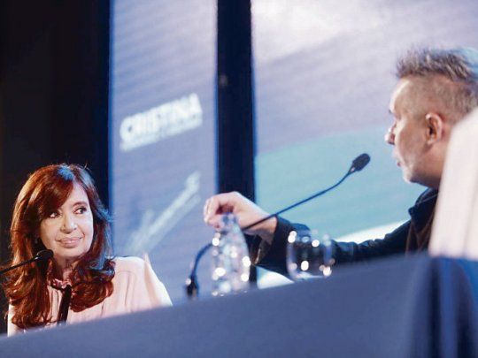 campaña. Cristina de Kirchner llevó su libro Sinceramente a Santiago del Estero. La presentó el escritor Marcelo Figueras.