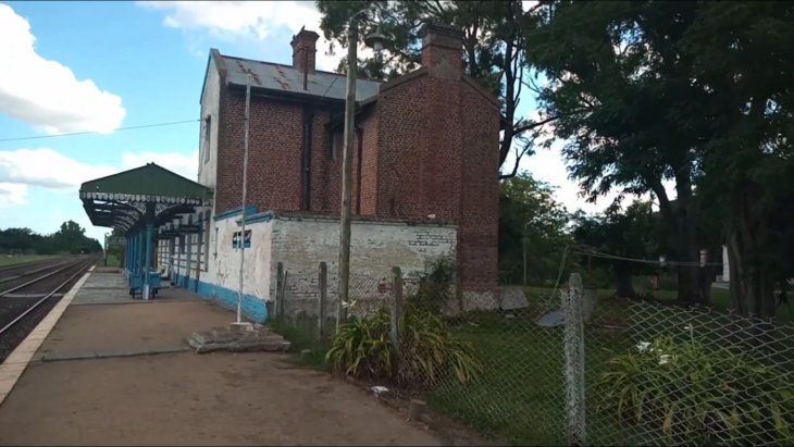 Su estación de tren sigue funcionando, es parte del recorrido Constitución-Mar del Plata. Su estación de tren sigue funcionando, es parte del recorrido Constitución-Mar del Plata.