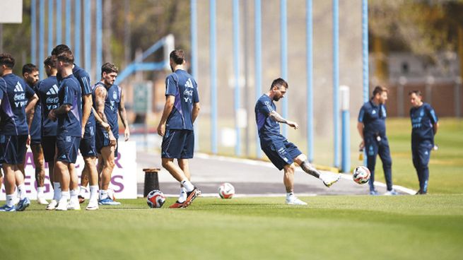misterio. ”Tomaremos una decisión mañana (por hoy)”, afirmó Scaloni sobre la presencia de Messi, durante la conferencia de prensa que ofreció ayer en Ezeiza. El rosarino está en duda, al igual que Molina y Nicolás González.