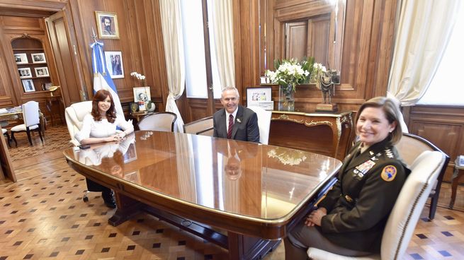 Cristina, junto al embajador de EEUU y la generala Laura Richardson.&nbsp;